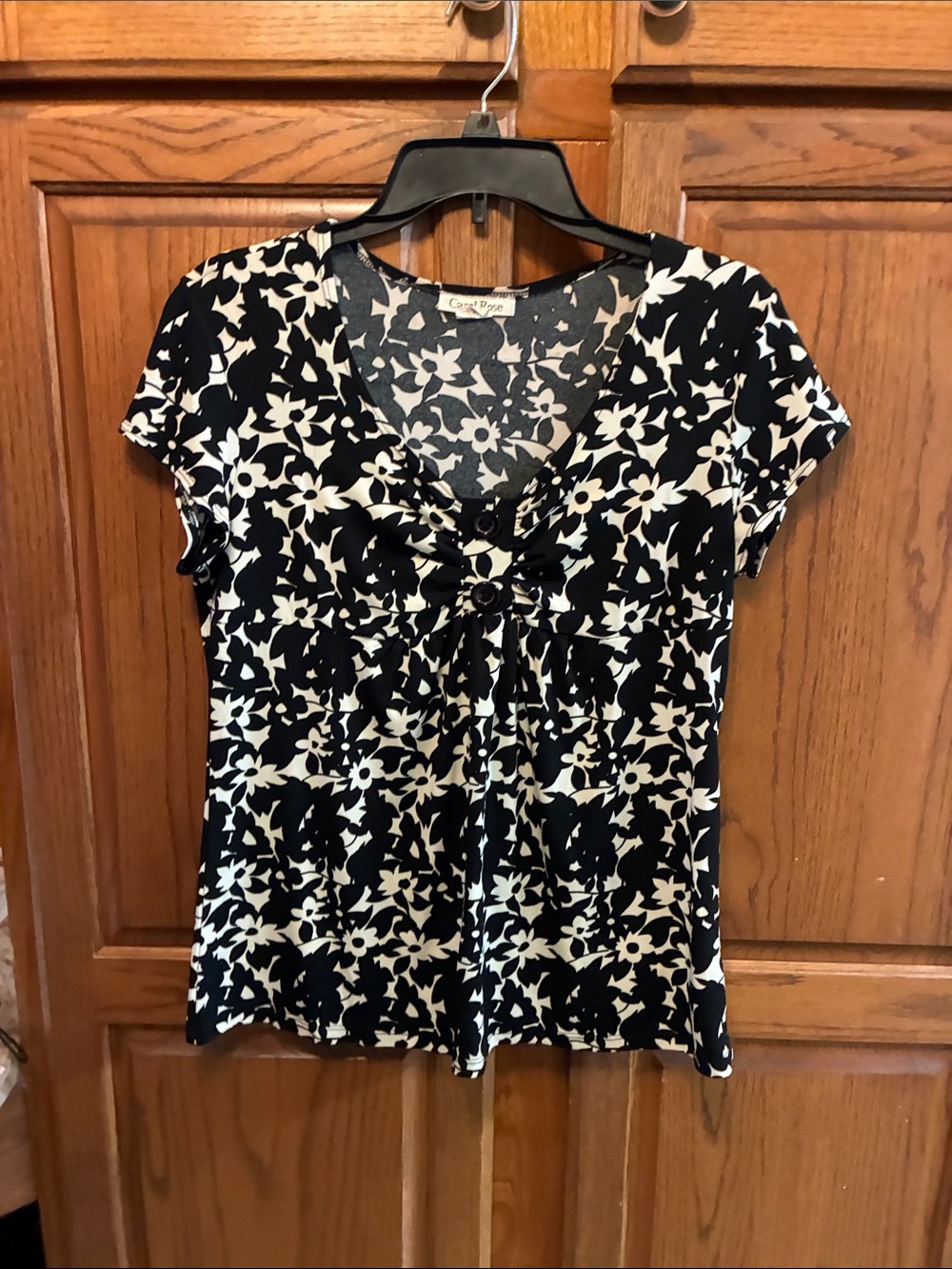 Carol Rose Black and White Floral V-Neck Blouse size L
